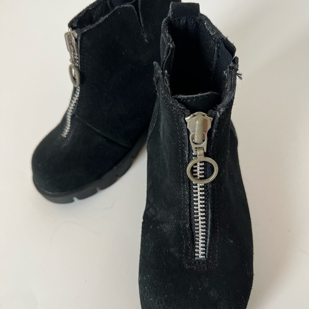 Girls size 9 black suede ankle boots by Honors Vintage from the 90’s